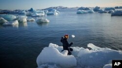 Aruncând gheață în apă de alegeri. 11 martie 2025, Nuuk, Groenlanda.