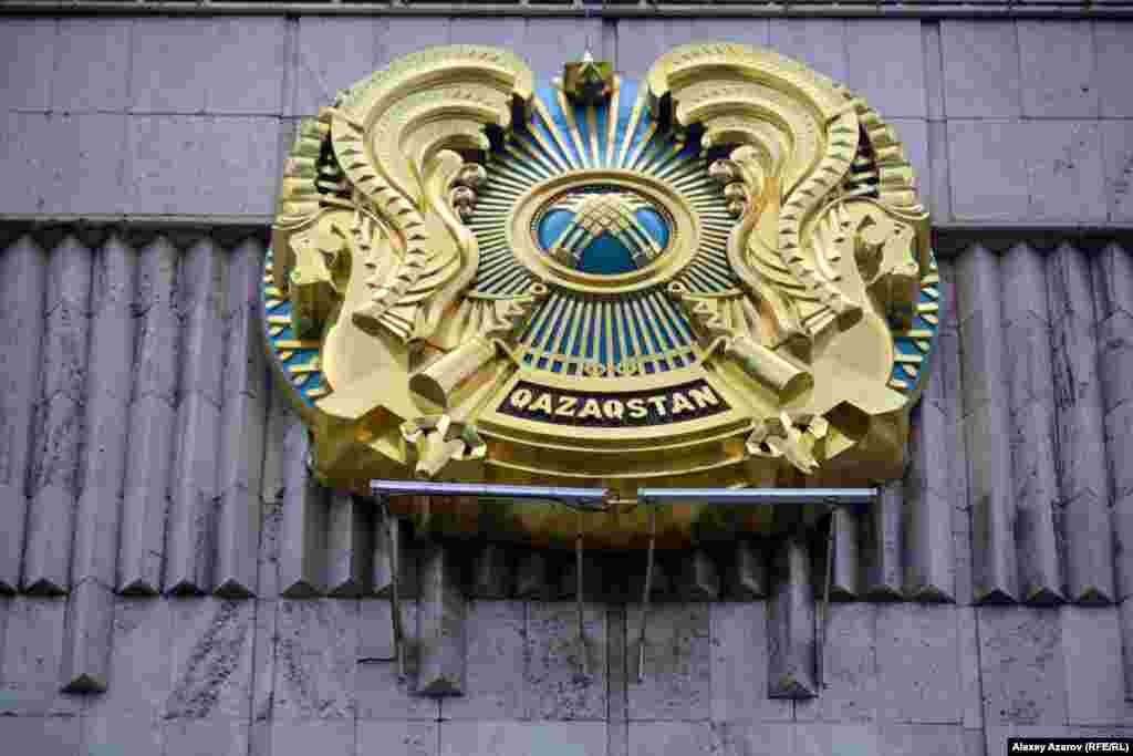 В следующий раз автор оказался недалеко от городского акимата Алматы 22 апреля 2019 года. Герб над входом уже издалека смотрелся ярче, чем в прошлый раз. При более близком рассмотрении стало понятно, что его поменяли на герб с названием Казахстана на казахской латинице.