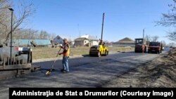 Potrivit „Bugetul Plus”, circa 4 miliarde de lei vor fi alocați pentru a repara drumurile locale, raionale și regionale. În imagine: muncitor lucrând la reparația îmbrăcămintei rutiere pe drumul regional G2 M5, Hlina-Cotelea-Larga, r. Briceni, 27 martie 2025