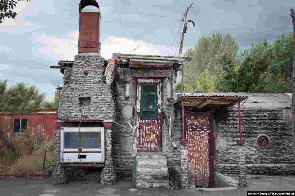 Today Gyumri is yet to recover, with rebuilding happening in fits and starts and hundreds of people still living in makeshift housing. This structure has been built around a mobile trailer.