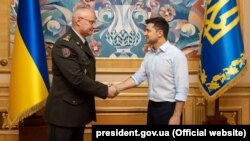 Президент України Володимир Зеленський і генерал-лейтенант Руслан Хомчак, якого призначено начальником Генштабу – головнокомандувач Збройних сил України