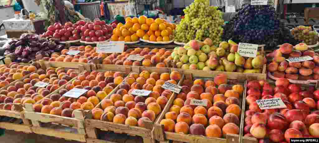 Персики на рынках в Береговом по 400 рублей за килограмм явно рассчитаны не на местных жителей