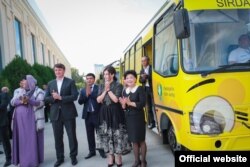 Шахноза Мирзияева (вторая справа) во время запуска проекта Аклвой».