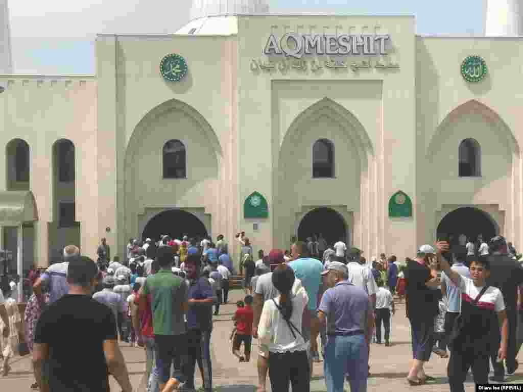 Маусымның 24-і күні әскери қоймадағы жарылыстан кейін үй-жайын тастап, Арыстан кетуге мәжбүр болған адамдар Шымкентте "Ақмешіт" мешітін уақытша паналап жатқан еді.