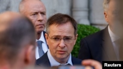 Він заявив, що Росія хоче миру, але «мусить відповідати» у разі, якщо Україна продовжить «керуватися національними інтересами інших держав»