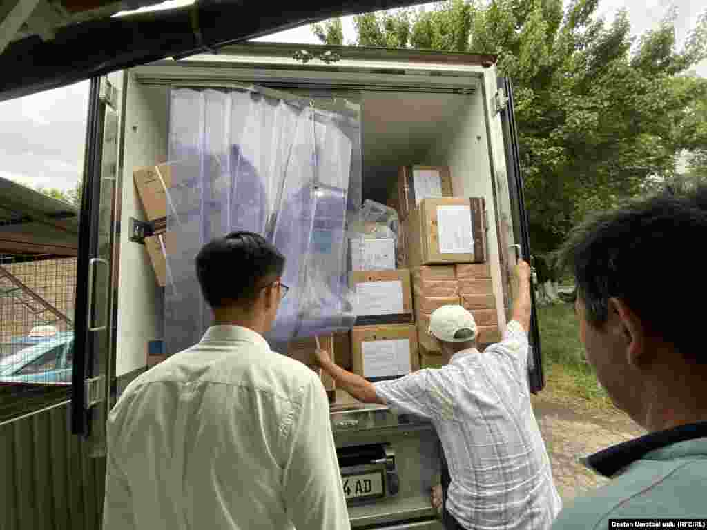 Министрлер кабинетинин төрагасы Улукбек Марипов Кытайдан июль айынын аягына чейин дагы 1,2 миллион доза вакцина келерин кабарлады.