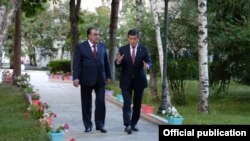 Сооронбай Жээнбеков менен Эмамоли Рахмондун сүйлөшүүлөрү 27-июлда Чолпон-Ата шаарында уланды. 