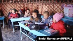 Боз үйдө окуган Кожокелен айылындагы балдар