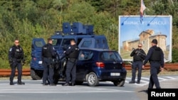 Pjesëtarë të Policisë së Kosovës duke patrulluar afër Banjskës pas sulmit të armatosur në këtë fshat më 2023. 