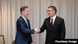 Кыргызстандын президенти Садыр Жапаров жана АКШ президентинин Түштүк жана Борбор Азия боюнча атайын өкүлү Серджио Гор. 