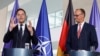Cancelarul german Friedrich Merz (dreapta) l-a primit miercuri la Berlin pe secretarul general al NATO, Mark Rutte, înainte de cea de-a 70-a aniversare a aderării Germaniei la alianța de apărare.