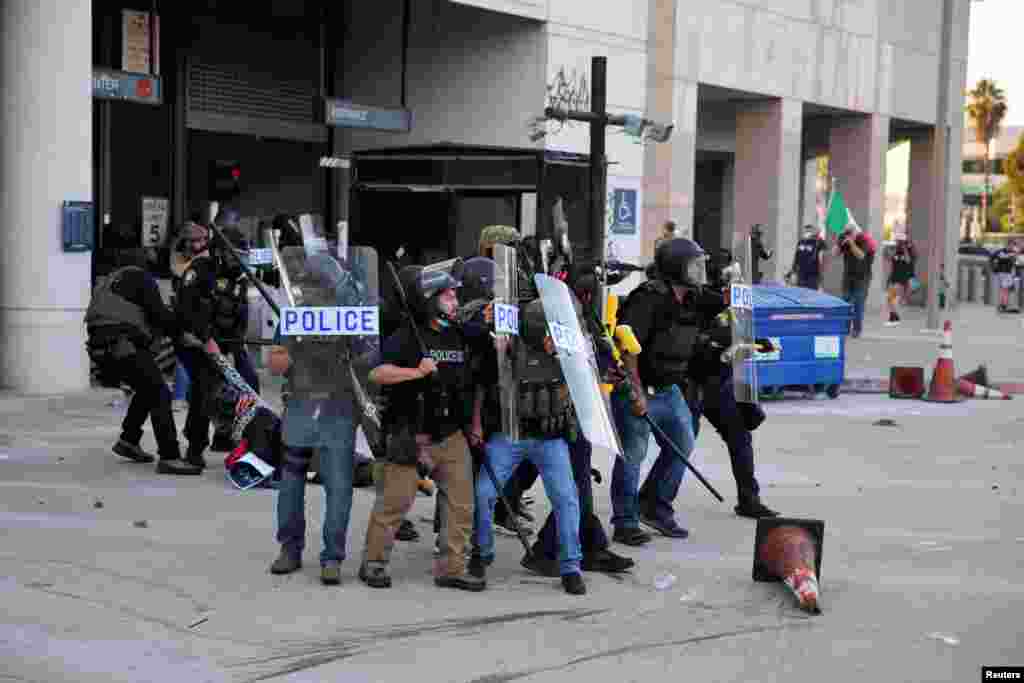 Полиция задерживает протестующего, блокирующего вход в гараж Федерального здания Лос-Анджелеса после многочисленных задержаний сотрудниками Иммиграционной и таможенной полиции (ICE), в центре Лос-Анджелеса, Калифорния, США, 6 июня 2025 года. REUTERS/Daniel Cole