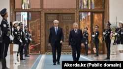 Касым-Жомарт Токаев жана Шавкат Мирзиёев. 2025-жылдын 15-ноябры.