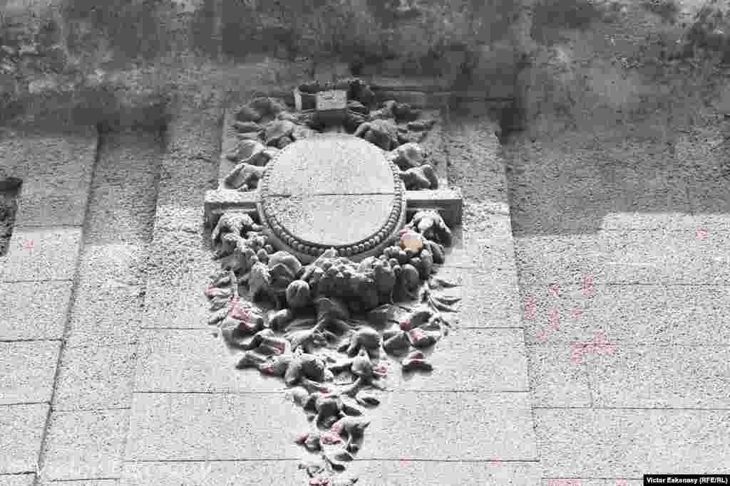 Ornamentația exterioară după o văruire superficială mizerabilă a clădirii Art Nouveau, Str. Sfinților, București