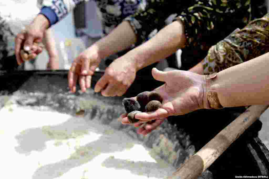 Өзбекстанда танымал "сумаляк" атты тағамды пісіргенде қазанға бірнеше тас салады. Аңыз бойынша бір уыс ұннан басқа ештеңесі жоқ жарлы әйел балаларын алдарқату үшін түнімен қазанға ұнмен бірге тас салып, су құйып ас әзірлеп жатқан болып ожаумен былғай беріпті. Өзектері талған балалары қалжырап ұйықтап кетіпті. Таңертең тұрғанда әлгі әйел мен балалары қазанның ерекше дәмді бір тағамға толып тұрғанын көріпті. Қазір бұл тағам түрлі қоспадан тұрады, бірақ аспаздар қазанға жақсы тілек айтып бірнеше тас салуды ұмытпайды.