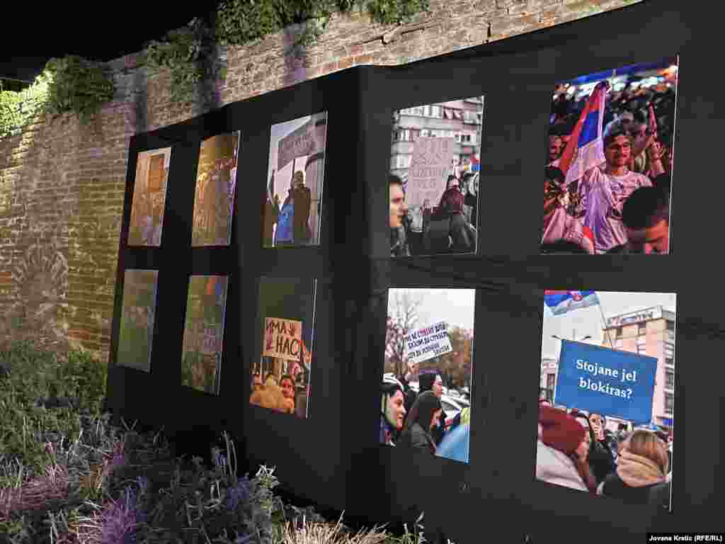 U blizini bine postavljena je izložba fotografija sa studentskih protesta.