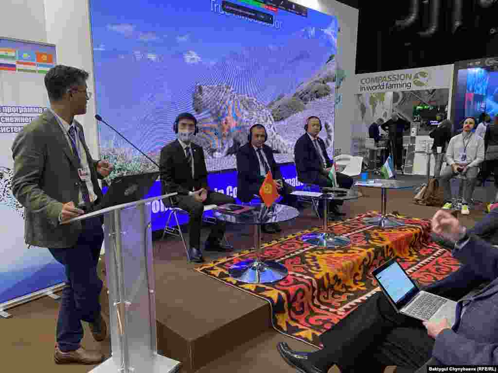 COP-26 саммитиндеги Борбор Азия павильону. Анда "Азаттык" тарткан мөңгүлөр тууралуу даректүү тасма көрсөтүлдү.&nbsp;