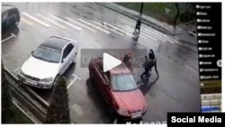 Айзаданы автоунаага күчтөп салып жаткан учур тартылган видеодон алынган сүрөт. Видео ошол эле күнү интернетке тараган. Бишкек. 5-апрель, 2021-жыл.