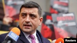 Partidul lui George Simion, Alianța pentru Unirea Românilor (AUR) a avut o ascensiune abruptă, de la apariția în Parlament cu 10%, dublu față de necesar pt. nou-veniți, în 2020, la 18% în 2024 și mari șanse ca liderul său să intre fără emoții în turul II al prezidențialelor. 