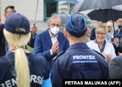 Șeful Consiliului European, Charles Michel, și premierul Lituaniei, Ingrida Simonyte, la o întâlnire cu ofițerii Frontex, în Medininkai, Lituania, 6 iulie 2021