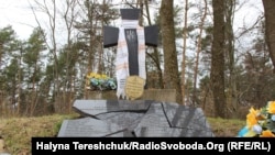 Зруйнована надмогильна плита на горі Монастир 