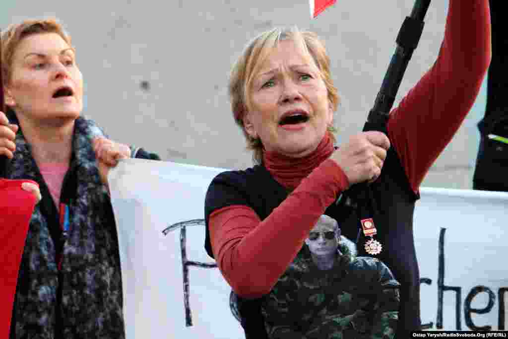 Тим часом поруч відбувається ще одна акція. Росіяни та проросійсько налаштовані німці вийшли висловити свою підтримку Путіну