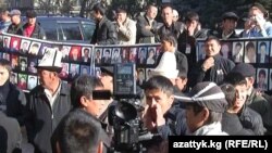 Соттун жылдырылышына нааразы болгон жабырлануучулар Жогорку Кеңештин алдына митинге чыгышты, 18-ноябрь 2010-жыл