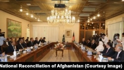 دیدار عبدالله عبدالله، رئیس شورای عالی مصالحه ملی افغانستان با مقام‌های پاکستانی در وزارت خارجه آن کشور