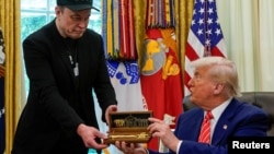 Дональд Трамп вручив Ілону Маску символічний ключ від Білого дому, Вашингтон, 30 травня 2025 року