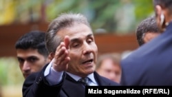 ყოფილი მაღალჩინოსნების მასობრივ დაჭერასა და ჩხრეკას - "ოცნება" კორუფციასთან მასშტაბურ ბრძოლას უწოდებს - 2 წლის წინ დაანონსებულს ბიძინა ივანიშვილის მიერ. 