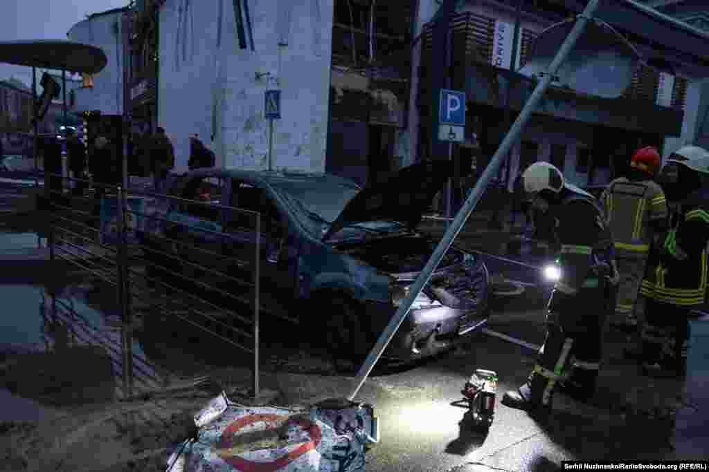 Пожежники оглядають автомобіль поряд зі станцією метро &laquo;Лук'янівська&raquo;.&nbsp; Пополудні 18 січня станція метро &laquo;Лук&rsquo;янівська&raquo; відновила роботу&nbsp;повідомила&nbsp;Київська міська державна адміністрація. &laquo;Після пошкоджень, спричинених ворожим обстрілом, станція знову приймає пасажирів. Вхід і вихід працюють у напрямку торговельного центру &laquo;Квадрат&raquo;. Вихід у напрямку вулиці Юрія Іллєнка тимчасово зачинений&raquo;, &ndash; ідеться в повідомленні