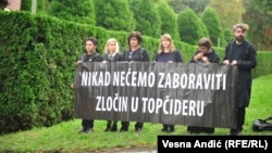 Nevladina organizacija Žene u crnom na obeležavanju godišnjice stradanja gardista ispred vojnog objekta Karaš na Topčideru, 5. oktobra 2020.