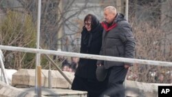 Părinții lui Alexei Navalnîi, Anatoli Navalnîi și Liudmila Navalnaia, au ajuns la biserica din Moscova unde va avea loc slujba de înmormântate a opozantului rus.