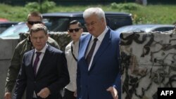 Міністр закордонних справ України Андрій Сибіга (праворуч) та його німецький колега Йоганн Вадефуль (ліворуч) йдуть перед початком переговорів у Києві 30 червня 2025 року 