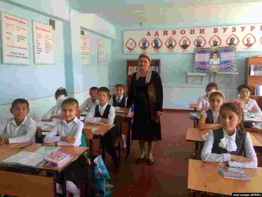 Автор первой таджикской азбуки в Кыргызстане Ахмадалиева Хурматхон со своими учениками в школе им. Садриддина Айни. Обучение в школе ведется на таджикском и русском языках, недавно в школе открылся класс обучения на кыргызском языке.