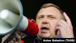 Communist Party candidate Andrei Ishchenko speaks to supporters during a rally in Vladivostok on September 17.