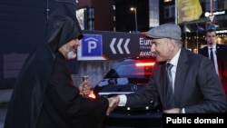 Estonia - Archbishop Vazgen Mirzakhanian greets Armenian Prime Minister Nikol Pashinian in Tallinn, April 27, 2025.