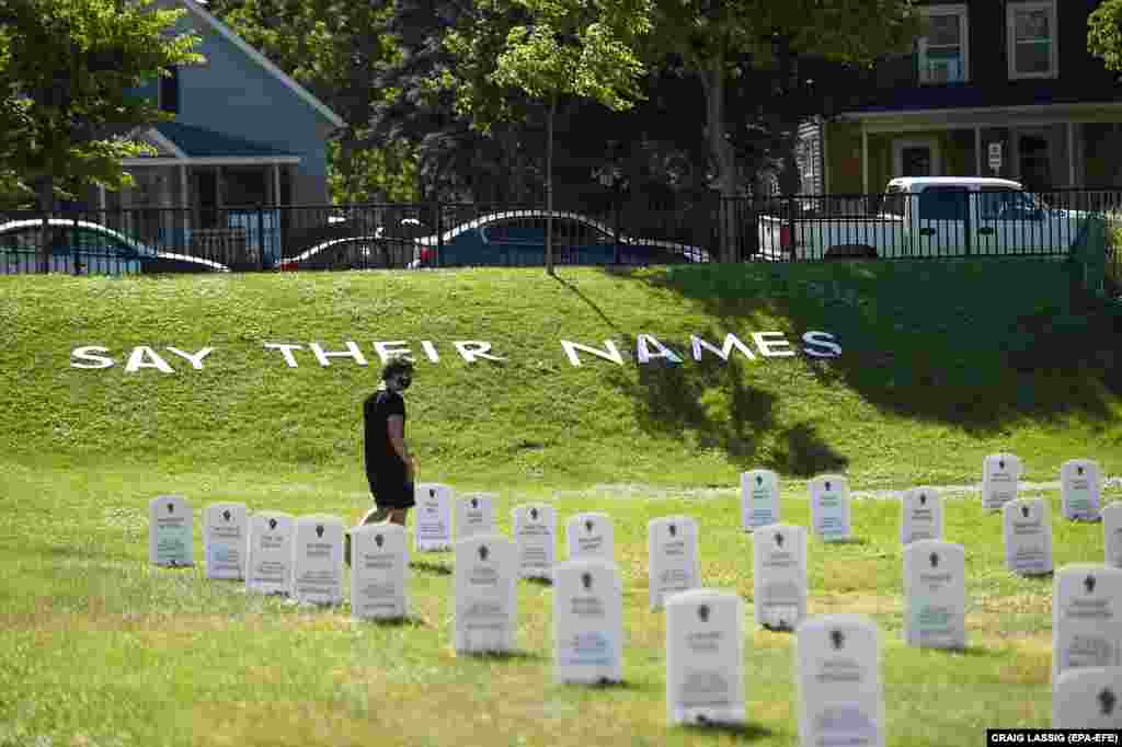 Акция "Назови их имена": импровизированное кладбище в память о тех, кто умер из-за действий полиции. Миннеаполис, штат Миннесота. В этом городе Джордж Флойд погиб