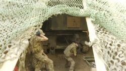 (Video) Sub focul inamicului. O unitate ucraineană așteaptă livrări de arme din SUA 