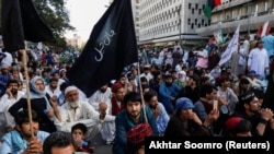 خلک وايي، که حکومت یې شرطونه ونه مني کورونو ته نه ستنېږي.