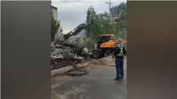 Мэрия Бишкека начала снос заборов вдоль правительственной трассы — владельцы участков оказали сопротивление