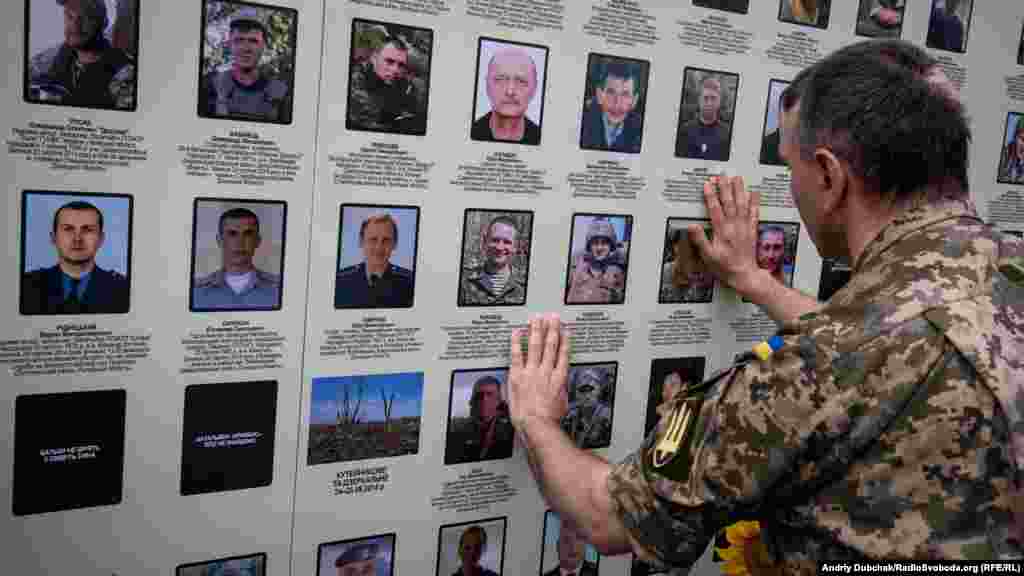 Герой України, генерал-майор Ігор Гордійчук, начальник Київського військового ліцею імені Івана Богуна, біля стіни з фотографіями загиблих товаришів. Вшанувати пам&rsquo;ять полеглих воїнів прийшли також ліцеїсти КВЛ імені Івана Богуна