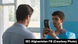 د افغانستان د انتخاباتو کمېسیون په پام کې لري د بیومټریک معلوماتو لرونکو رأیو کې هم سمې او ناسمي په درېیو ورځو کې بېلې کړي. 