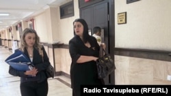 სოფიო პაპასკირი და მარიამ კერესელიძე, შსს-ის წარმომადგენლები სასამართლოში მიშა მშვილდაძის პროცესის შემდეგ, 12 ივნისი, 2025 წელი