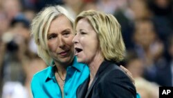 Martina Navratilova și Chris Evert, două mari foste campioane și rivale în tenis, și-au unit vocile pentru a protesta împotriva „vânzării” sportului pentru bani veniți din țări care nu respectă drepturile omului. 