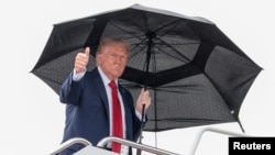 Президент США Дональд Трамп сідає на борт літака Air Force One, вилітаючи на Близький Схід 12 жовтня