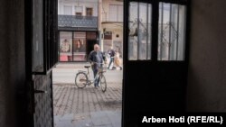 Hazir Shabani me biçikletën e tij, në Vushtrri.