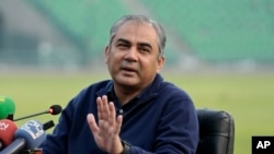 د پاکستان د کورنیو چارو وزیر محسن نقوي خبریالانو ته د وینا پر مهال. (انځور: ارشیف)