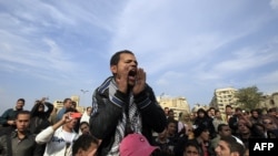 Тахрир алаңында әскери режимге қарсы ұрандап тұрған жұрт. Каир, 21 желтоқсан 2011 жыл