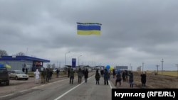 Один із координаторів акції Ісмаїл Рамазанов розповів, що прапор до цього на кілька днів розмістили в «Кримському будинку» в Києві. Всі охочі приходили і писали побажання і звернення до кримчан